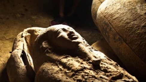 SAKARA JE KRILA BLAGO STARO VIŠE OD 2.500 GODINA: Otkriveno 27 sarkofaga, na drvenim kovčezima se još vidi boja (VIDEO)