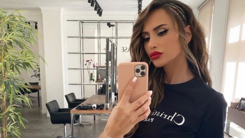 EMINA JAHOVIĆ PRE SVIH PLASTIČNIH OPERACIJA: Evo kako je izgledala pevačica pre 19 godina! (FOTO)