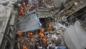 ЗАТРПАНО 26 ПОРОДИЦА: Најмање 10 мртвих у рушењу зграде у Индији