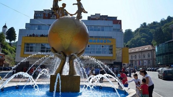 МИР И СУЖИВОТ НЕОПХОДНИ ЗА НАПРЕДАК: Пуштена у рад градска фонтана и откривен Споменик миру у Сребреници