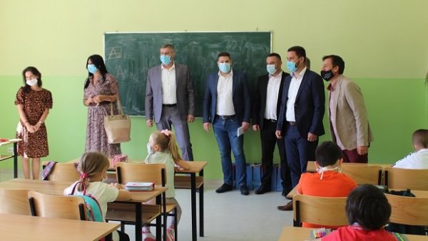 ДАН ОПШТИНЕ ГРАЧАНИЦА: Посета представника Министарства просвете и Канцеларије за КиМ