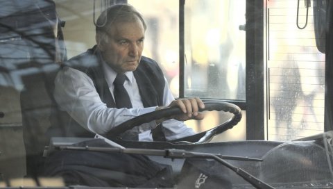 ЗА ВОЛАНОМ 102 ПЕНЗИОНЕРА: Аутобусе на појединим линијама јавног градског превоза возе шофери који су загазили у осму деценију живота