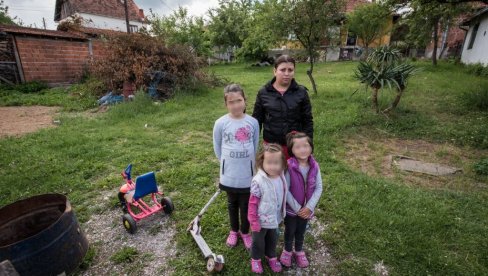 DANICU (9), NIKOLINU (5) I MILICU (5) JE TATA PIJAN MALTRETIRAO: Dele JEDNU lutku, a izbacuju ih iz kuće zbog 30 EVRA!