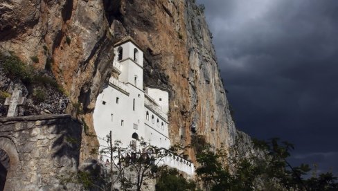 СЕЋАЊЕ НА ЖРТВЕ ОЛУЈЕ: У Горњем манастиру Острог помен за страдале