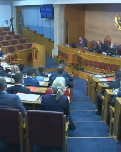 HAOS U CRNOGORSKOM PARLAMENTU: Prekinuta sednica, poslanici DPS-a opkolili sto predsedavajućeg