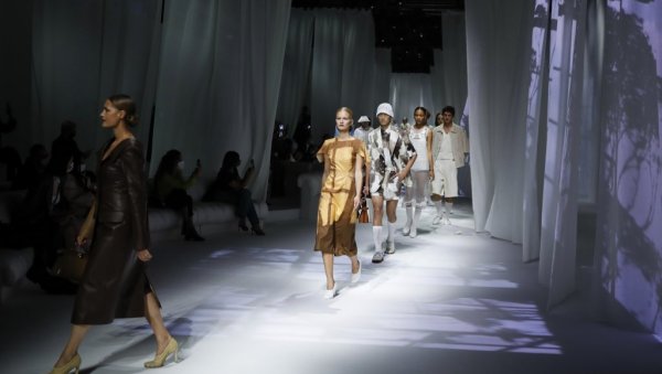 ХИБРИДНА НЕДЕЉА МОДЕ У МИЛАНУ: На отварњу Фенди, Прада и Долће и Габана (ФОТО)