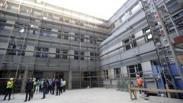 НОВА БОЛНИЦА СА 30 САЛА ЗА ОПЕРАЦИЈЕ: Лончар на градилишту КЦС најавио да ће радови бити готови до следећег лета
