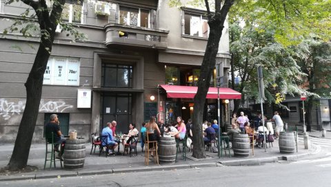 БАШТА СТИГЛА СВЕ ДО ПАРКИНГА: Ресторан у улици Страхињића бана нема потребно одобрење за постављање столова и столица