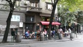 BAŠTA STIGLA SVE DO PARKINGA: Restoran u ulici Strahinjića bana nema potrebno odobrenje za postavljanje stolova i stolica