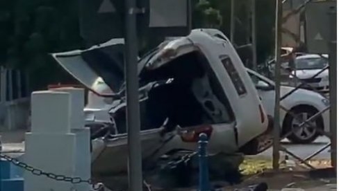 КОД НОВОГ САДА ПОВРЕЂЕНА ЖЕНА: Аутомобилом излетела са пута, ударила у аутобус и бандеру, завршила у каналу, ватрогасци секли возило (ВИДЕО)