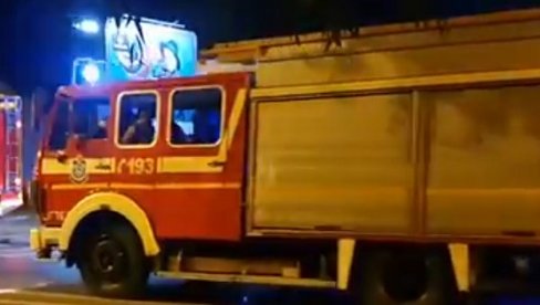 POŽAR U NOVOM SADU: Vatrena stihija na krovu zgrade u Maksima Gorkog, žena prevezena u bolnicu