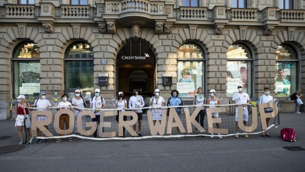 РОЏЕРЕ ПРОБУДИ СЕ: Масовни протести у Берну против Роџера Федерера (ВИДЕО)