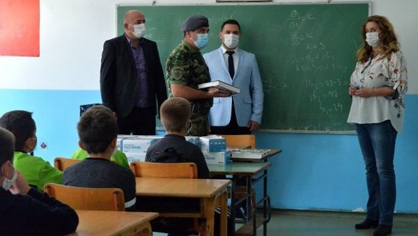 СЕОСКЕ ШКОЛЕ НА ПЕШТЕРУ: Војска Србије помаже ђацима