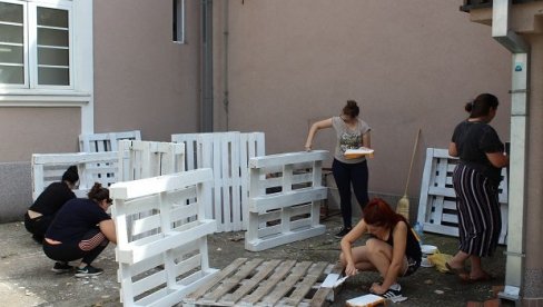 UMETNOST NA DAR: Mladi umetnici oplemenjuju prostor oko centra za kulturu u Svilajncu