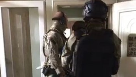 СНИМАК УПАДА СПЕЦИЈАЛАЦА ЕУЛЕКСА:  Носили маске и аутоматске пушке, ухапшен председник Ослободилачке војске Косова (ВИДЕО)