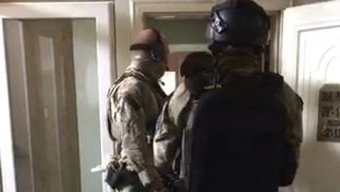 SNIMAK UPADA SPECIJALACA EULEKSA:  Nosili maske i automatske puške, uhapšen predsednik Oslobodilačke vojske Kosova (VIDEO)