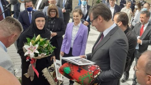 МОНАХИЊА МАРИЈА ДОНЕЛА ПОКЛОНЕ ЗА ПРЕДСЕДНИКА: Ево шта је Вучић добио из манастира у Прањанима (ФОТО)