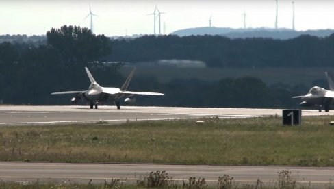 АМЕРИЧКИ ОСВАЈАЊЕ АРКТИКА: САД премештају борбене авионе на Аљаску – 150 “невидљивих” авиона Ф-22 и Ф-35