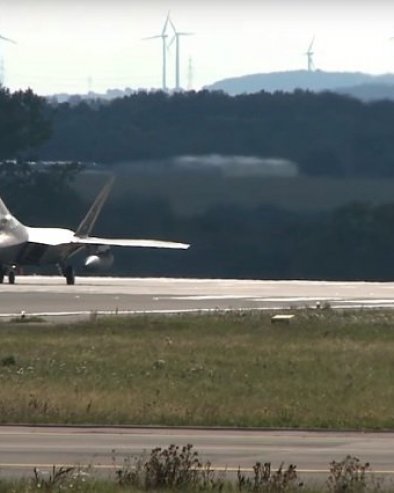 TRAMP PODIŽE ULOG NA BLISKOM ISTOKU: Američka vojska počela da premešta još šest stelt lovaca