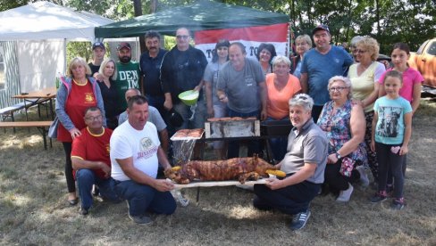UZ PAPRIKAŠ BRALI KUKURUZ PO STARINSKI: U selu Torda održana tradicionalna manifestacija, takmičenje i druženje uz jelo i piće