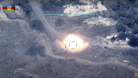 АЗЕРИ УНИШТИЛИ ПЕШАДИЈСКУ ЈЕДИНИЦУ: Артиљерија навођена из дрона засула непријатеље (ВИДЕО)