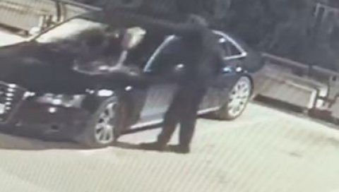 ОБЈАВЉЕНИ СНИМЦИ ПАЉЕЊА РЕЦКОВОГ АУДИЈА: Маскирани мушкарац полио аутомобил бензином, једва побегао од пламена (ВИДЕО)