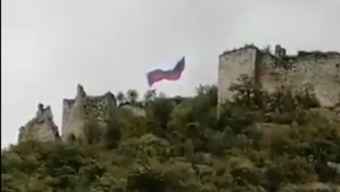 ТРОБОЈКА ОСВАНУЛА ИЗНАД ЗВЕЧАНА: Руска застава се вијори на Косову и Метохији (ВИДЕО)