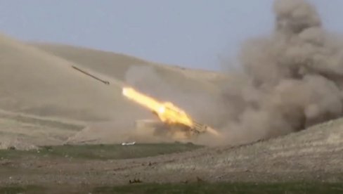 OVAKO JERMENI UNIŠTAVAJU AZERBEJDŽANSKE TENKOVE: Gori “oklop” zasut artiljerijskom vatrom (VIDEO)