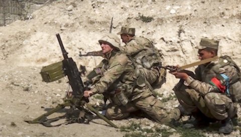 (УЗНЕМИРУЈУЋИ ВИДЕО) Азербејџански војник оверава рањене и мртве јерменске борце!