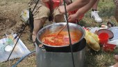 АЛАСИ СПРЕМНИ ЗА НАДМЕТАЊЕ: У Смедереву такмичење у кувању рибље чорбе