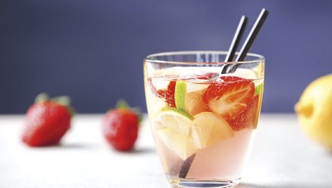 ДА ЛИ СТЕ ПРОБАЛИ ЛИМУНАДУ ОД ЈАГОДЕ И ЗОВЕ? Мени ове посластичарнице постао нови хит на интернету (ФОТО)