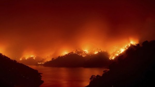 КАЛИФОРНИЈА У ПЛАМЕНУ Пожари однели три живота, ватрена стихија уништила стотине кућа и приморала 70 хиљада људи да се евакуишу