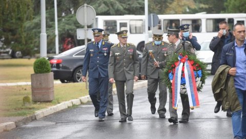 САХРАНА ПИЛОТА: Породица и пријатељи се опраштају од Дејана Крсника (ФОТО/ВИДЕО)