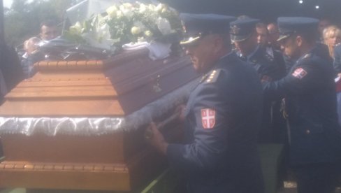 SAHRANJEN PILOT ZVONKO VASILJEVIĆ: Emocije se naglo rasplamsale nakon ovog prizora (FOTO)