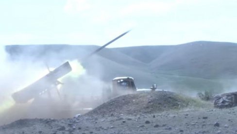 ОБЈАВЉЕНИ СНИМЦИ АЗЕРБЕЈЏАНСКЕ АРТИЉЕРИЈЕ: Овако гранатирају борбене положаје јерменских јединица (ВИДЕО)