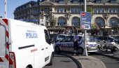 PIROTEHNIKOM I ŠIPKAMA NA POLICIJSKU STANICU: Do sada neviđeni napad na policiju u Parizu (VIDEO)