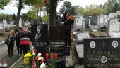 OBELEŽENA GODIŠNJICA SMRTI TOME ZDRAVKOVIĆA: Pogledajte prizore sa Centralnog groblja gde je sahranjen (FOTO/VIDEO)