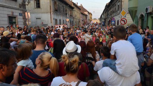 MUZIKA U DVORIŠTU,  PUBLIKA NA PROZORU: Festival uličnih svirača u deset kvartova