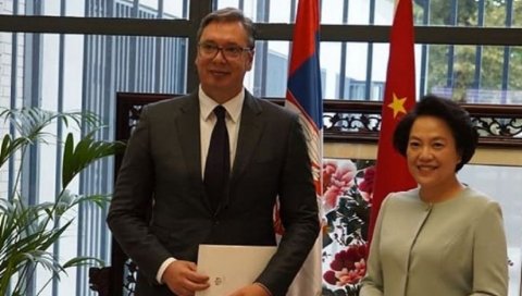 ВУЧИЋ СЕ ДАНАС САСТАЈЕ СА ЧЕН БО: Председник Србије ће разговарати са амбасадорком НР Кине