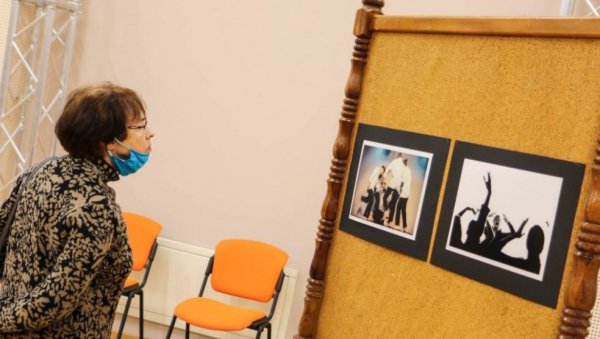 „РАЗНОБОЈНА МУЗИКА“ КРОЗ ОБЈЕКТИВ ДАМИРА ВУЈКОВИЋА: У Мађарском културном центру на Палићу постављена изложба фотографија