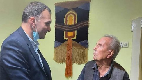 ГРАДОНАЧЕЛНИК ОБИШАО 97-ГОДИШЊЕГ РАДЕТА ВЛАИСАВЉЕВИЋА: Симо Салапура пожелео једном од настаријиг Зрењанинаца добро здравље