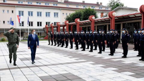 ВИ СТЕ ЉУДИ КОЈИ ТРЕБА ДА ШТИТЕ ЗЕМЉУ: Министар Стефановић посетио нову генерацију сутдената КПУ