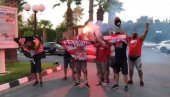 BRATSKI DOČEK ZA FUDBALERE ZVEZDE: Navijači Olimpijakosa ispratili fudbalere Zvezde na meč (VIDEO)