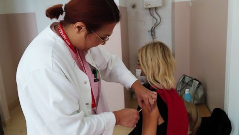 ВЕЛИКА ЗАИНТЕРЕСОВАНОСТ ПАРАЋИНАЦА ЗА ПРЕВЕНТИВУ: За три сата вакцинисало се 118 особа