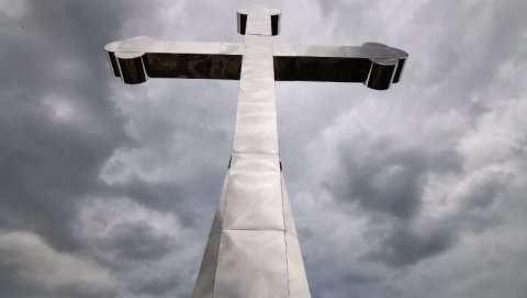 БИЗАРНА СМРТ У ФРАНЦУСКОЈ: Девојчица преминула када је на њу пао крст од два метра