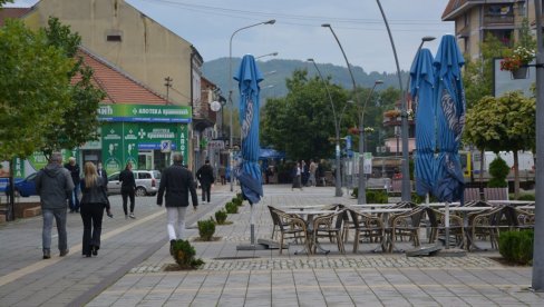 KAFIĆI VRATILI KORONU: Reporteri Novosti u Trsteniku, nakon odluke da se zbog kovida 19,  ponovo proglasi vanredna situacija