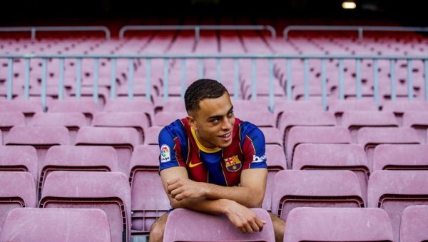 НАЈАВЉЕН КАО ПОЈАЧАЊЕ, А ПРОПИСНО СЕ ОБРУКАО: Нови фудбалер Барселоне изазива подсмехе на интернету (ВИДЕО)