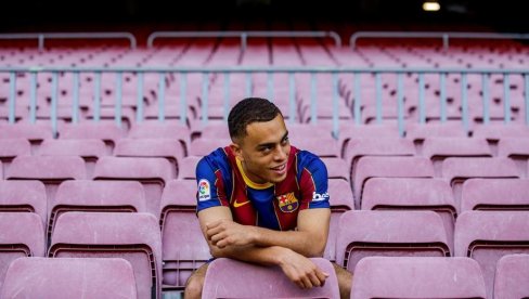 NAJAVLJEN KAO POJAČANJE, A PROPISNO SE OBRUKAO: Novi fudbaler Barselone izaziva podsmehe na internetu (VIDEO)