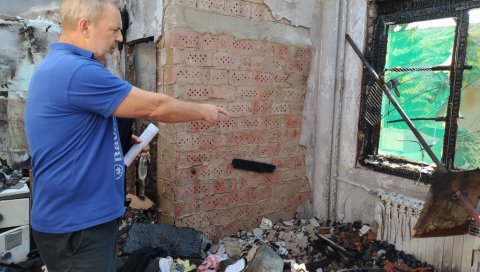 ЗБОГ ШПОРЕТА САМО ЗГАРИШТЕ: У насељу Осмица у Ресавици, са породицама чије је куће прогутао пожар