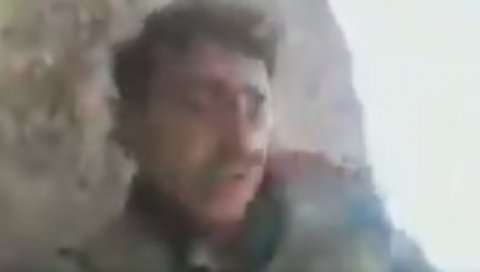 УЗНЕМИРУЈУЋИ СНИМАК ДИРЕКТНО СА ФРОНТА: Сиријски плаћеник моли за помоћ док око њега падају гранате (ВИДЕО)